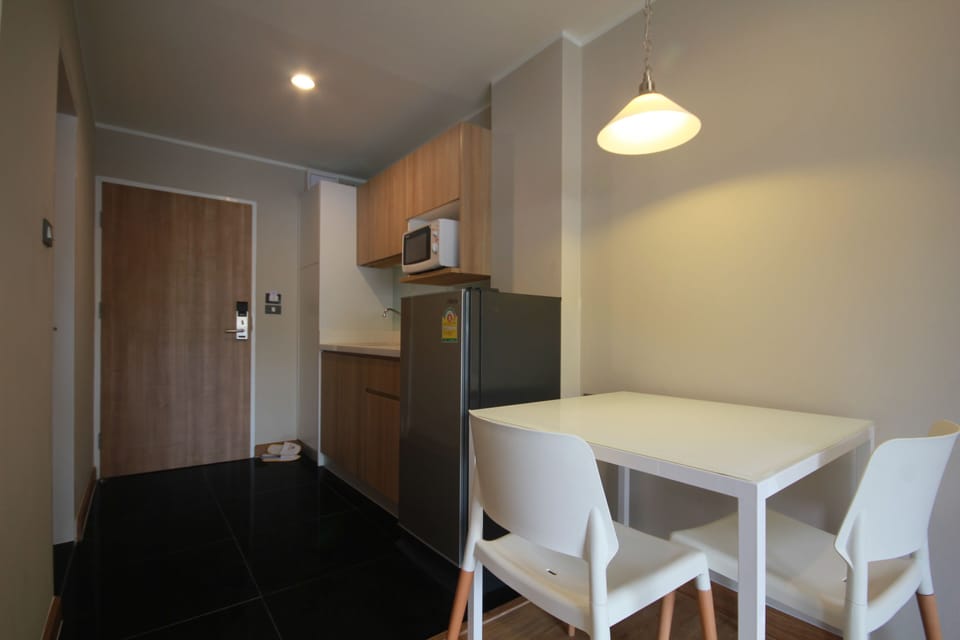Studio | Private kitchenette | Full-size fridge, microwave, electric kettle, cookware/dishes/utensils