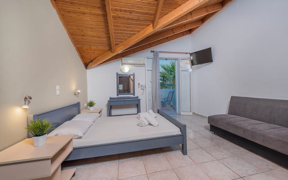 Deluxe Studio, Garden View | In-room safe, free WiFi