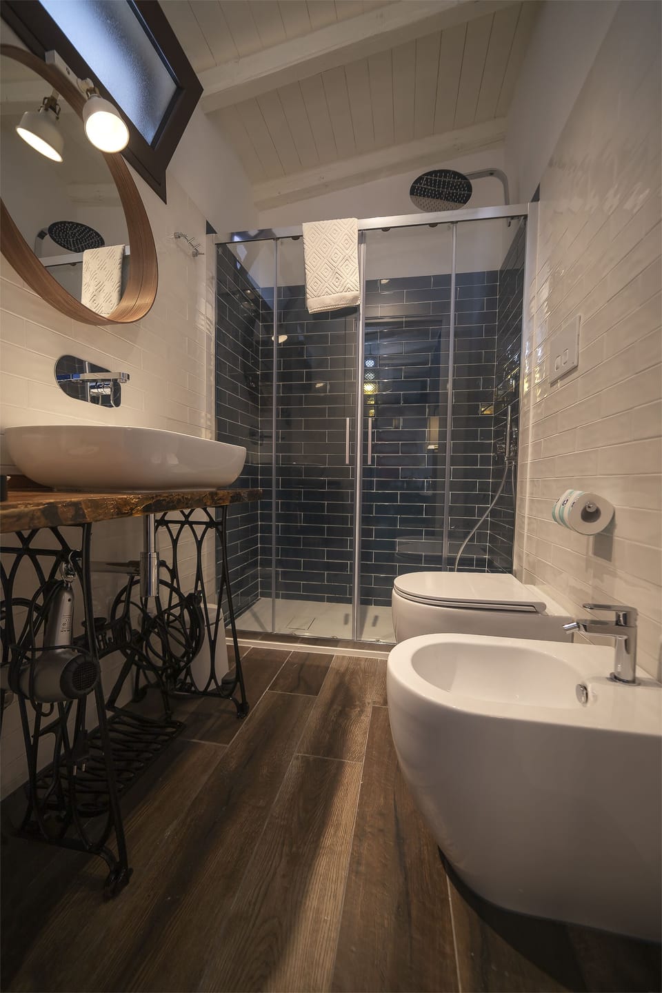 Traditional Double Room | Bathroom | Shower, rainfall showerhead, free toiletries, hair dryer