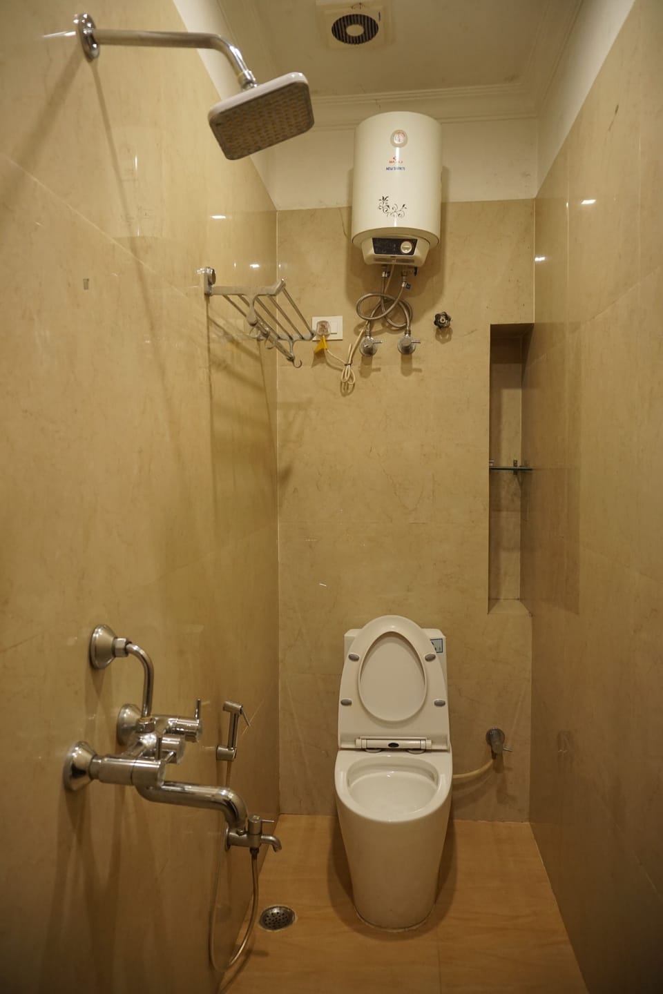 Deluxe Double Room | Bathroom | Shower, free toiletries, towels, soap