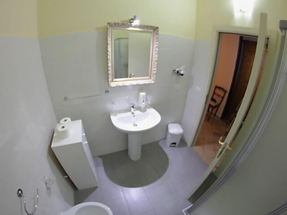 Deluxe Triple Room | Bathroom | Shower, free toiletries, hair dryer, towels