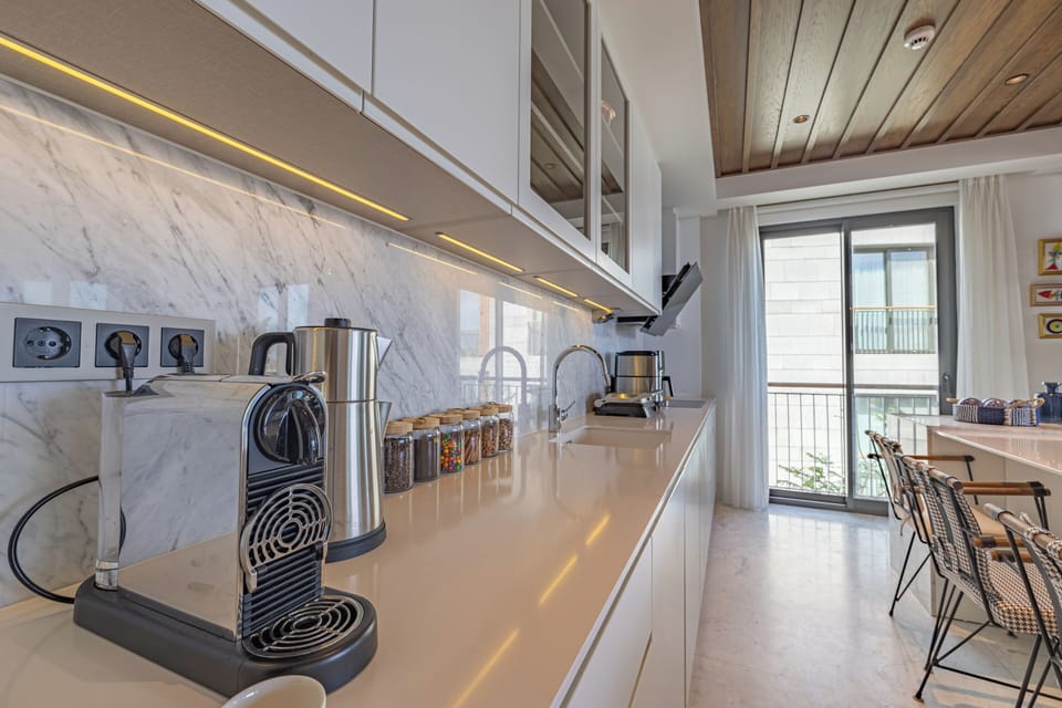 Fully Fitted Kitchen