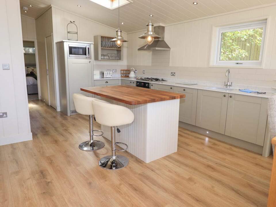 Cottage | Private kitchen | Dishwasher, cookware/dishes/utensils
