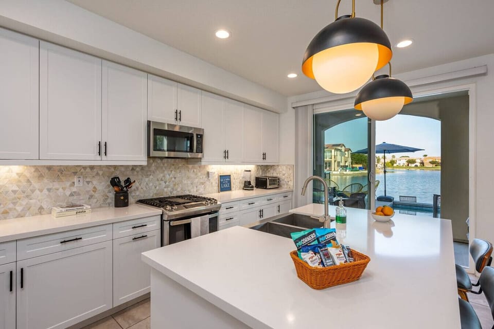 Fully stocked kitchen - complimentary welcome basket