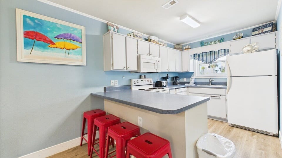Breakfast bar in kitchen with seating for 4