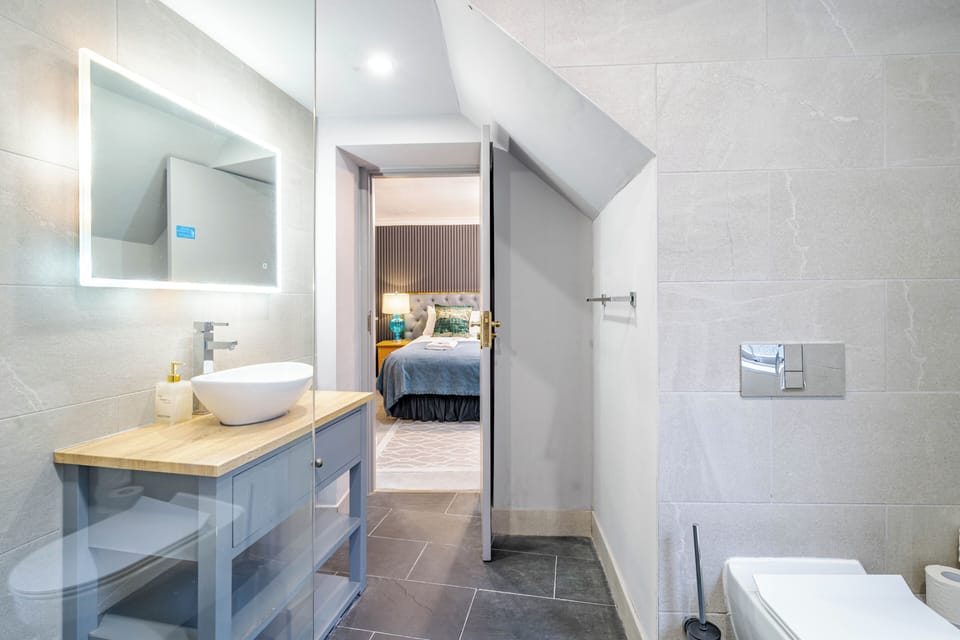 Deluxe Twin with Walk-in Shower | Bathroom | Free toiletries, hair dryer, towels, shampoo