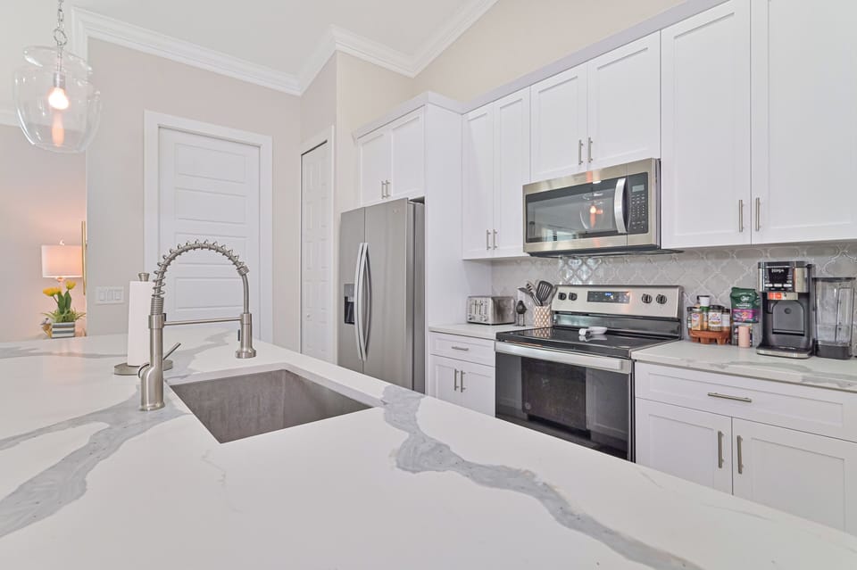 Coconut Point Oasis - Fully equipped kitchen with island seating