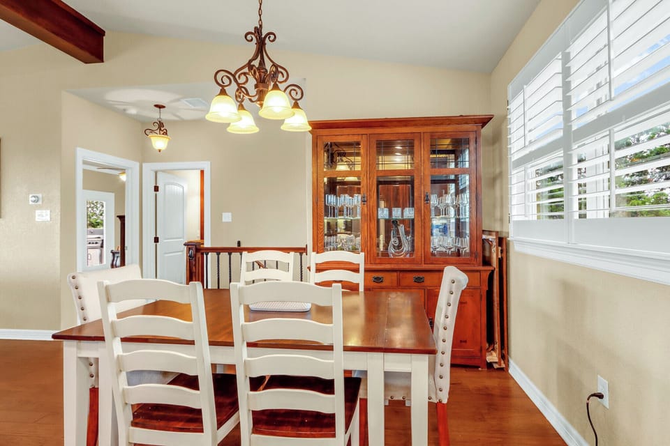 Seating for six around the table