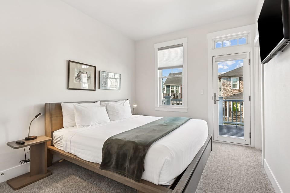 Primary king bedroom with balcony