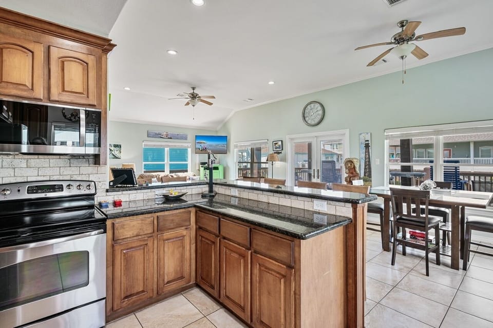 House, 3 Bedrooms | Private kitchen | Fridge, coffee/tea maker, toaster