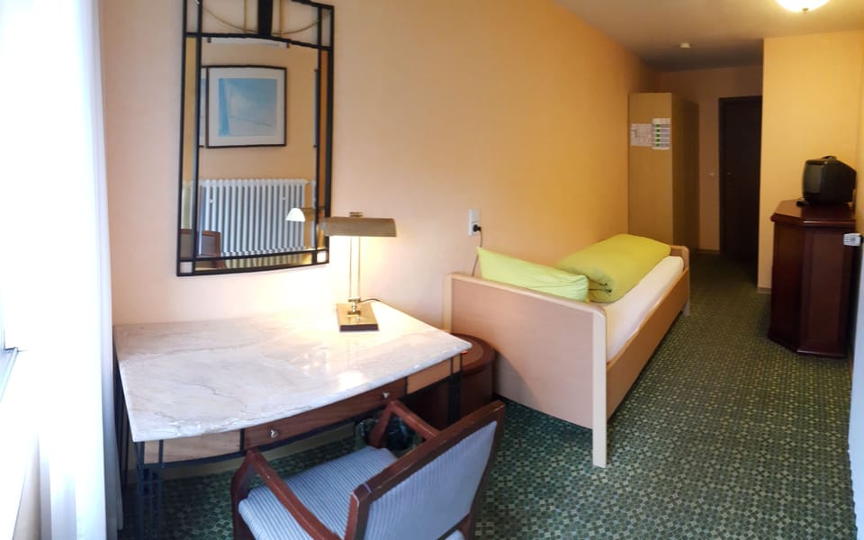 Single Room, Balcony | In-room safe, desk, WiFi (free)