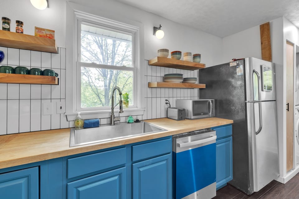 House, 2 Bedrooms | Private kitchen | Fridge, oven, coffee/tea maker, toaster