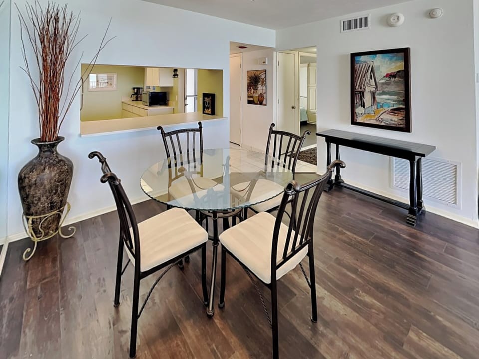 Dining Area - Seating for Four