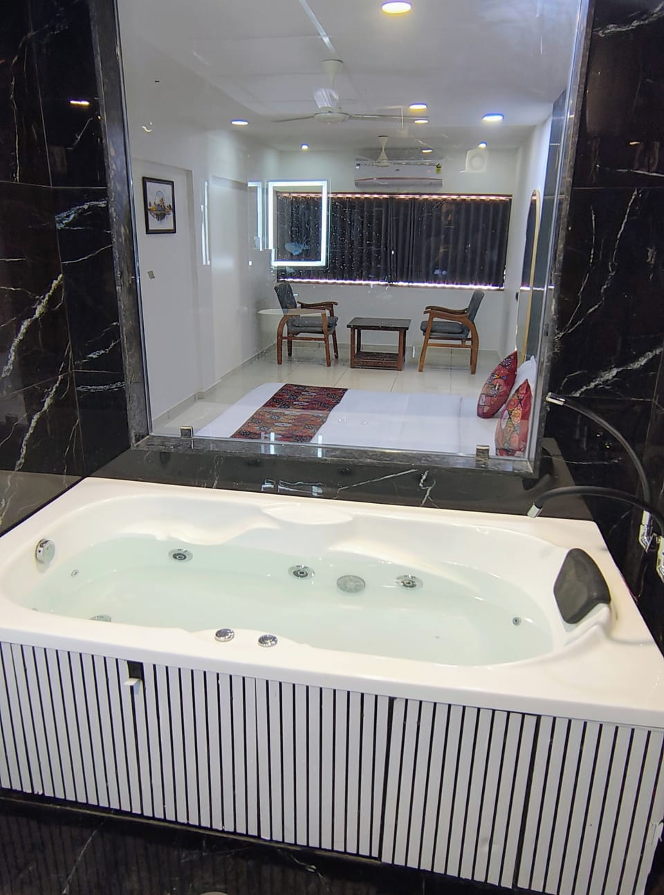 Royal Suite, City View | Bathroom | Separate tub and shower, free toiletries, towels, toilet paper