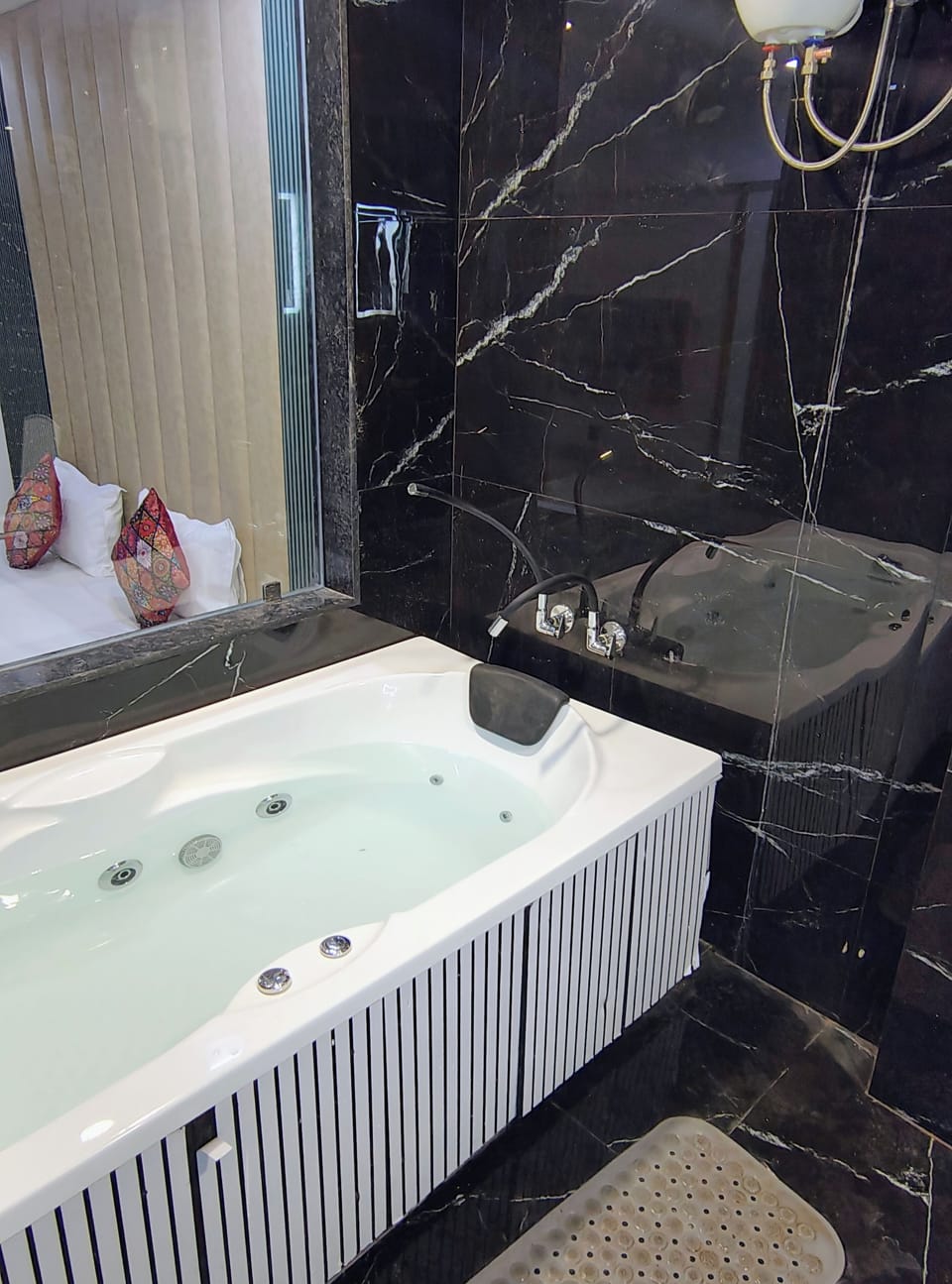 Royal Suite, City View | Bathroom | Separate tub and shower, free toiletries, towels, toilet paper