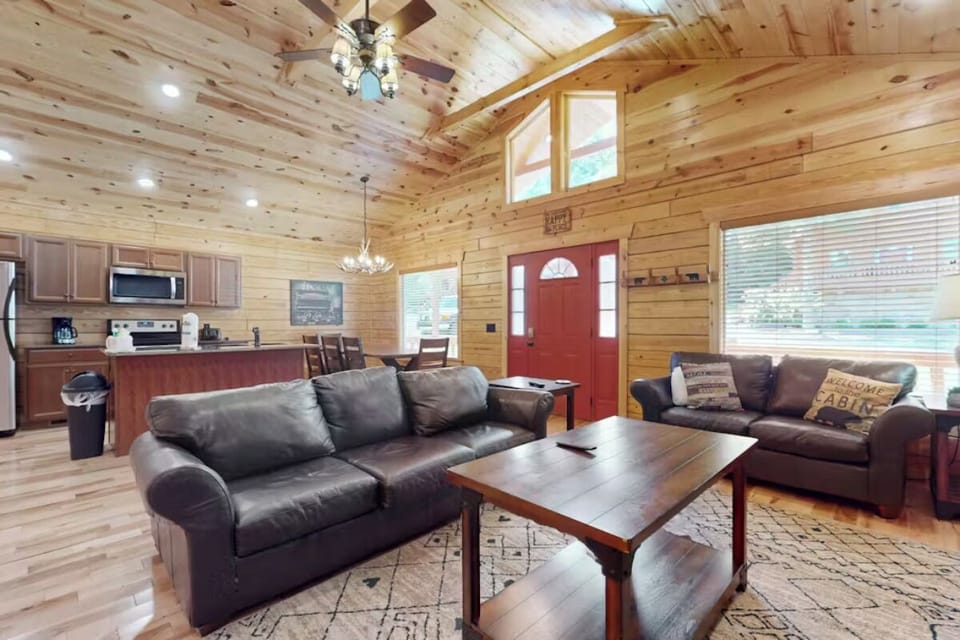 Southern Comfort Cabin's cozy living area