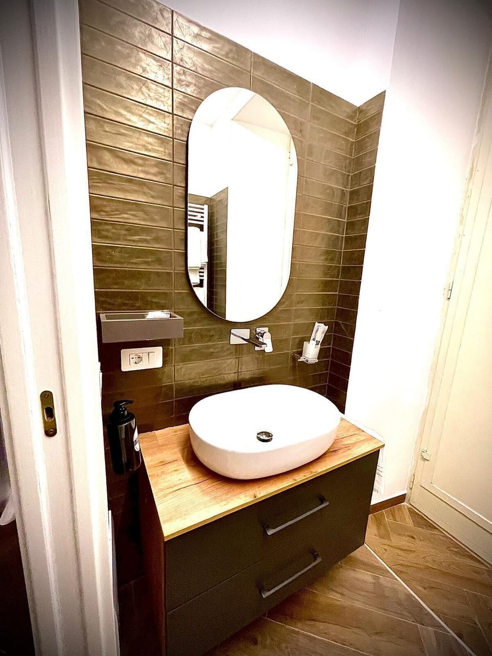 Shower, bidet, towels, soap