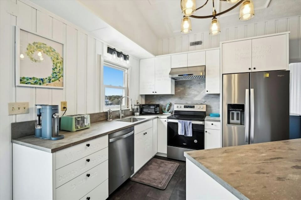 All modern appliances to make meal preparation a breeze.