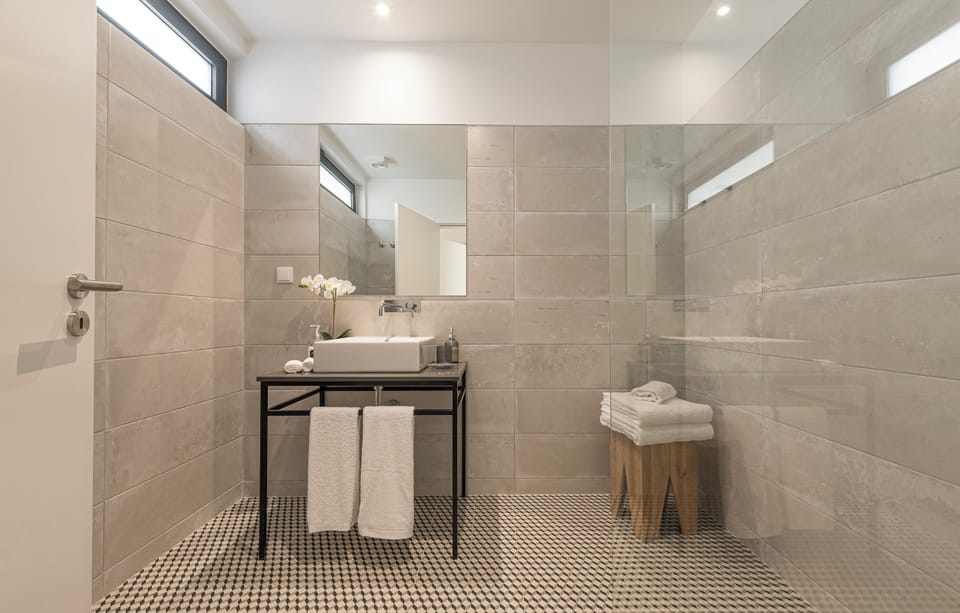 Deluxe Double Room (Anémona Branca) | Bathroom | Shower, free toiletries, hair dryer, towels