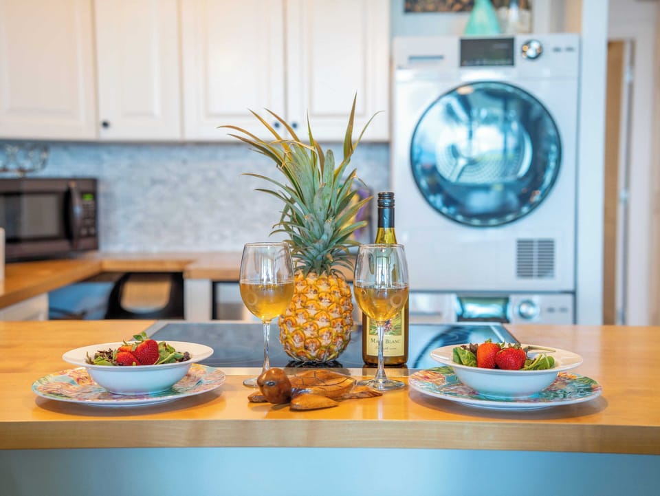 Maalaea Banyan 104 Kitchen with in house washer and dryer