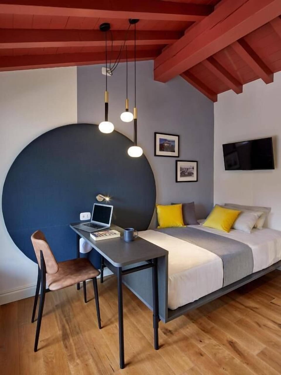 Deluxe Single Room | In-room safe, desk, laptop workspace, blackout drapes