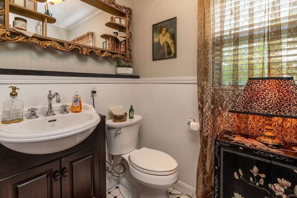 Main floor 1/2 bath