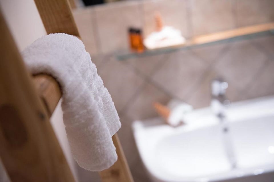 Superior Double or Twin Room | Bathroom | Shower, free toiletries, hair dryer, bidet