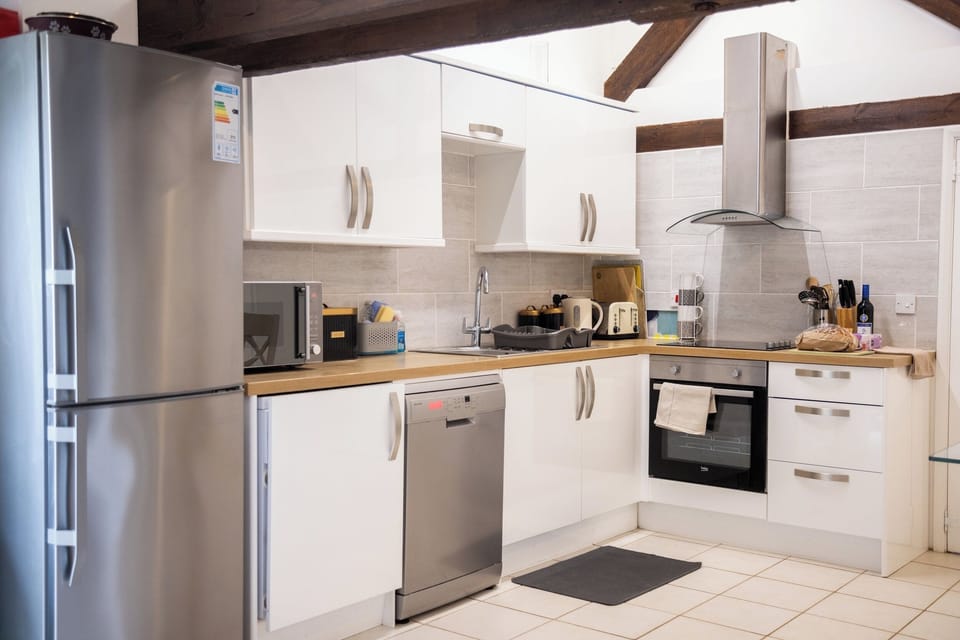 Cottage | Private kitchen | Fridge, microwave, oven, stovetop