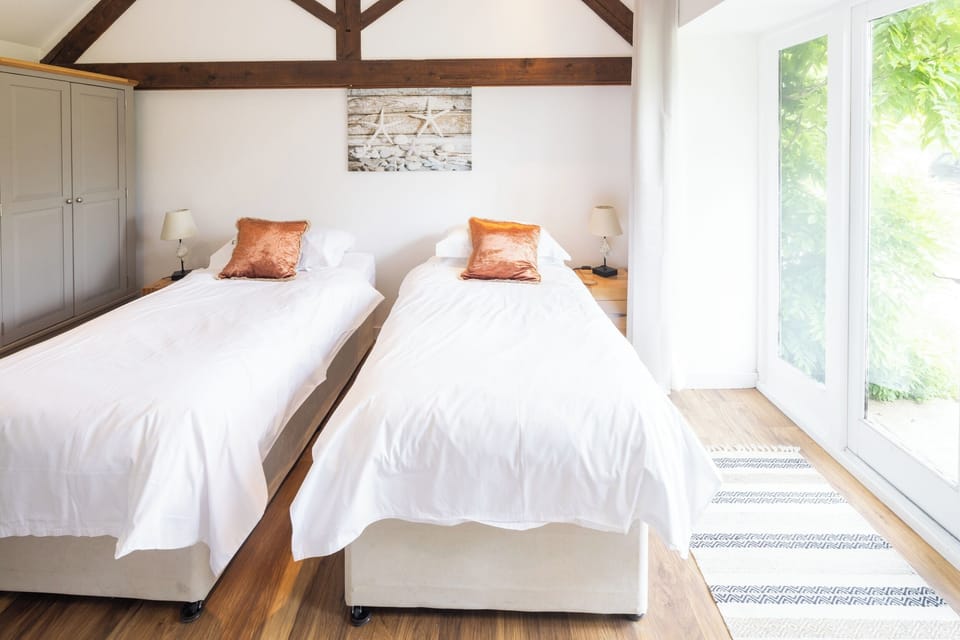 Deer Cottage at Rowden Manor - Sleeps 5 & Parking Cottage in Chippenham