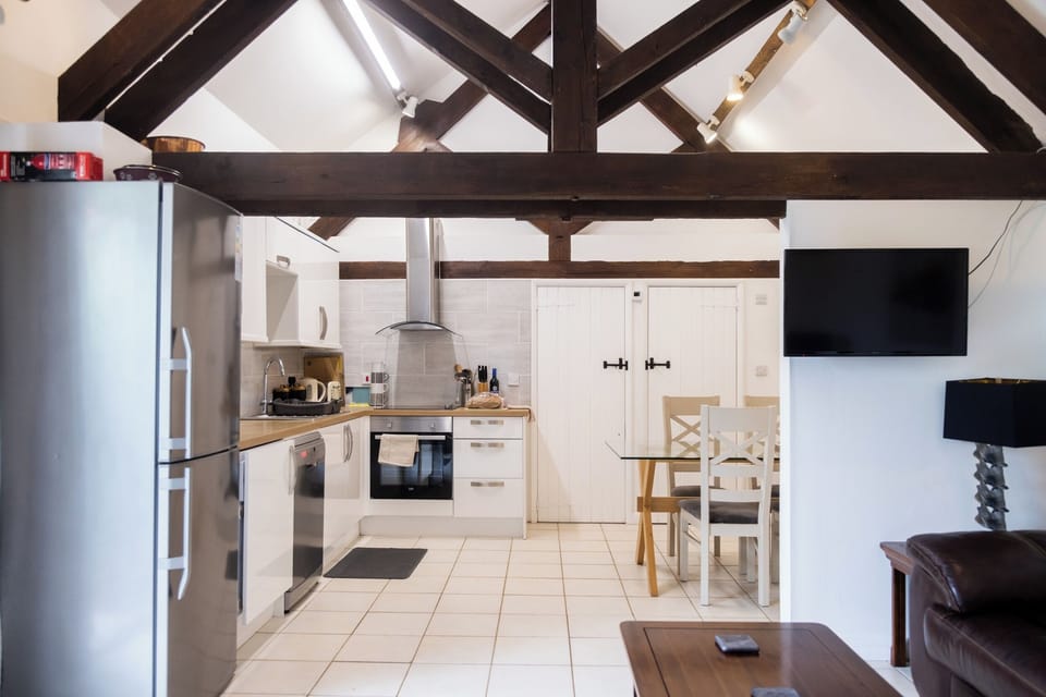 Cottage | Private kitchen | Fridge, microwave, oven, stovetop