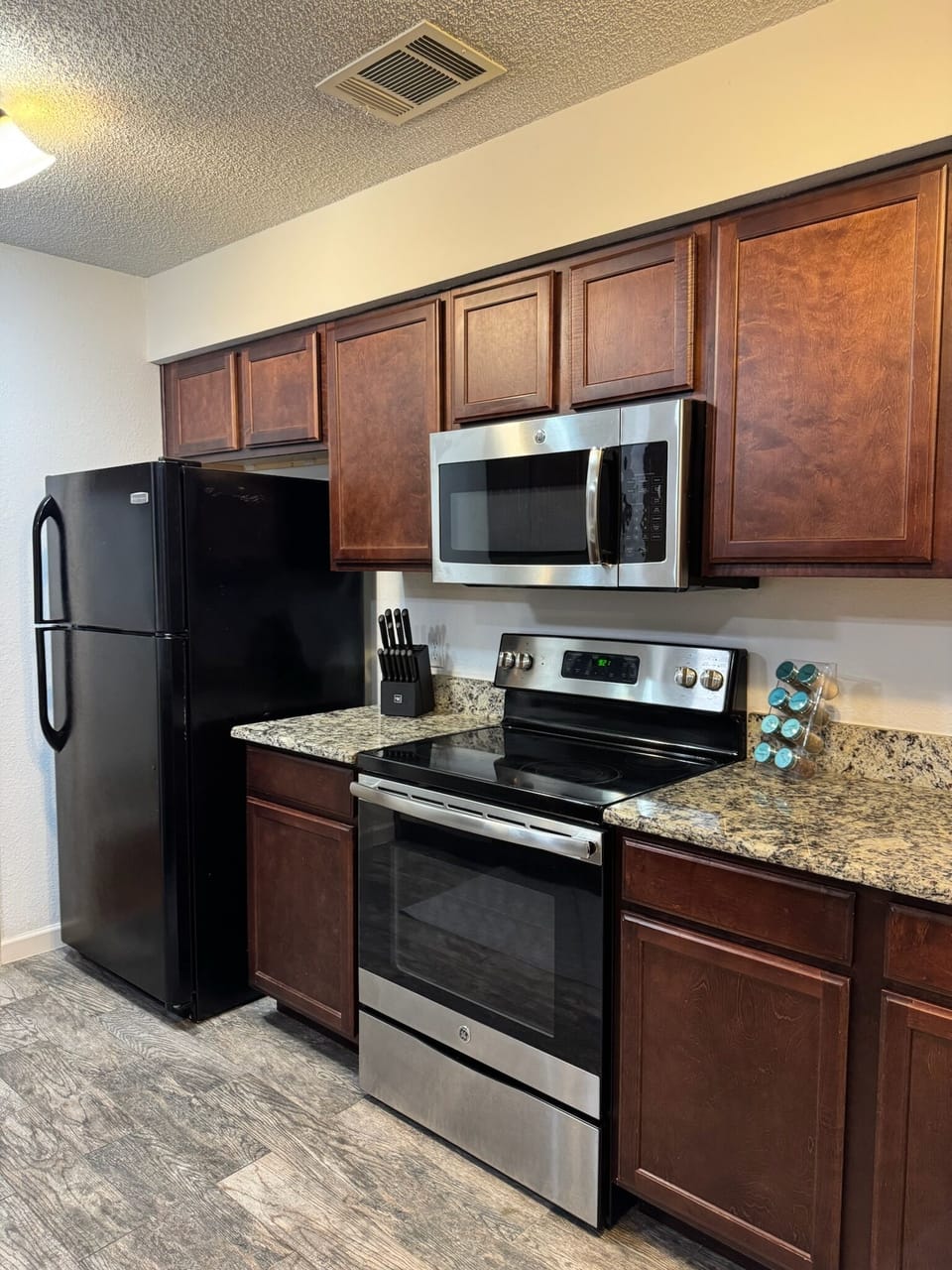 Fully furnished kitchen, microwave and stove. 