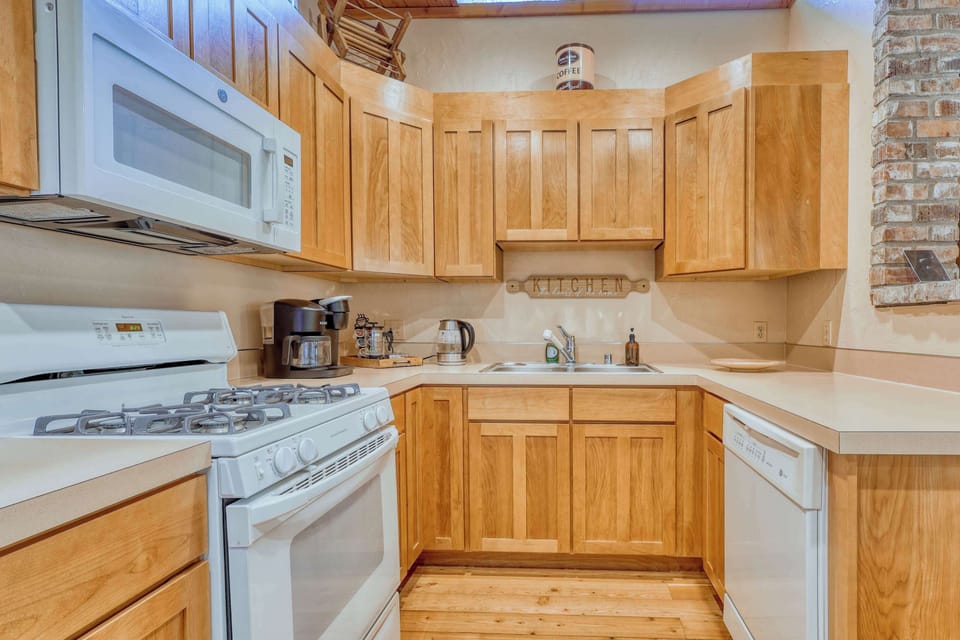 Spacious Full Kitchen with Modern Appliances, Gas Stove