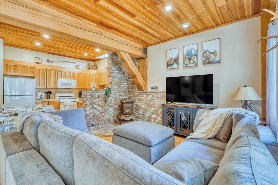 Thoughtful Décor Blending Modern Comfort with Rustic Charm