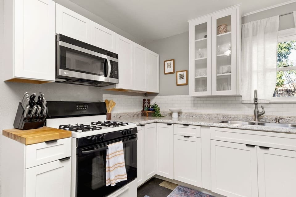 Bright and modern, this kitchen is a food lover’s dream. 🍕👨‍🍳