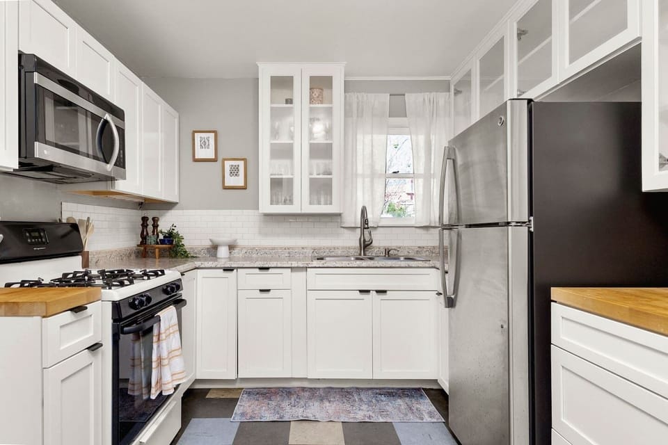 A contemporary kitchen that blends comfort with functionality. 🏡🍽️