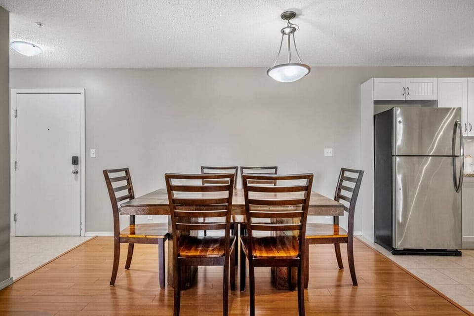 Dining table with seating for 6 at the table & 2 at the island.