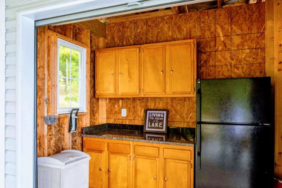 Dockside Snacks, Anytime – With a fridge and counter just steps from the water, this spot keeps the good times flowing.