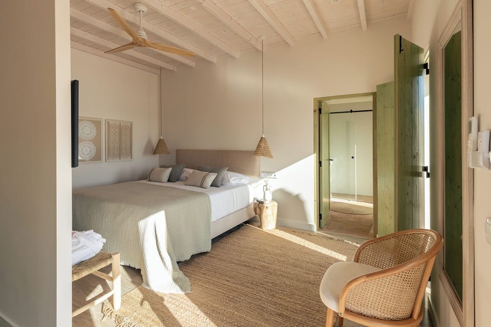 In-room safe, soundproofing, free WiFi, bed sheets
