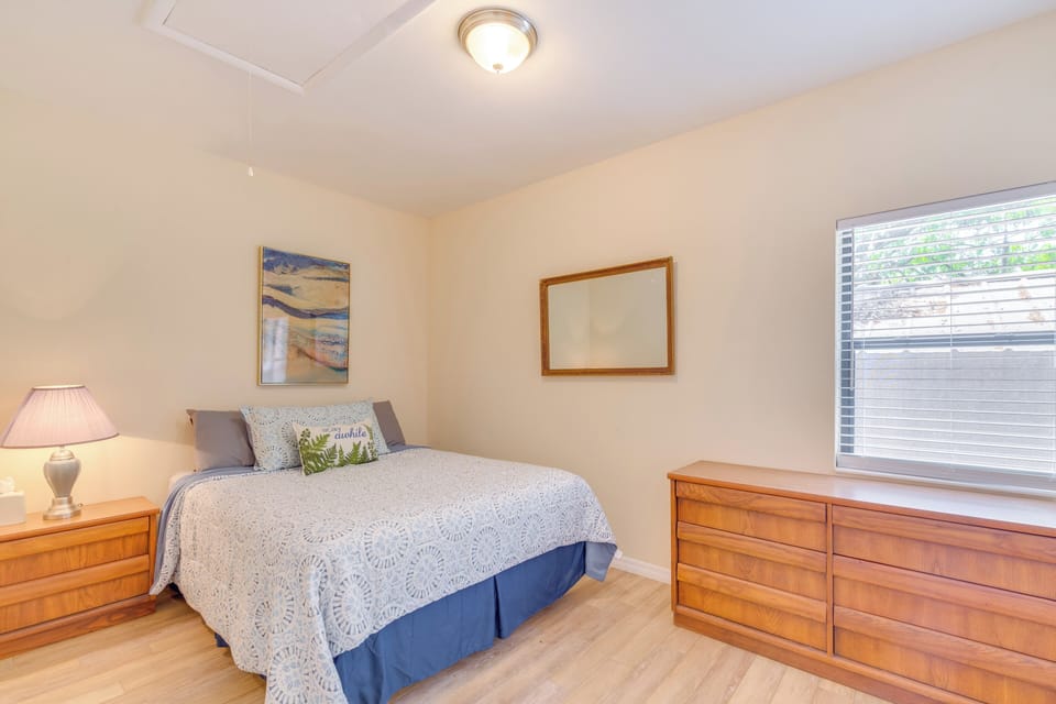 Bedroom | Queen Bed | Linens Provided
