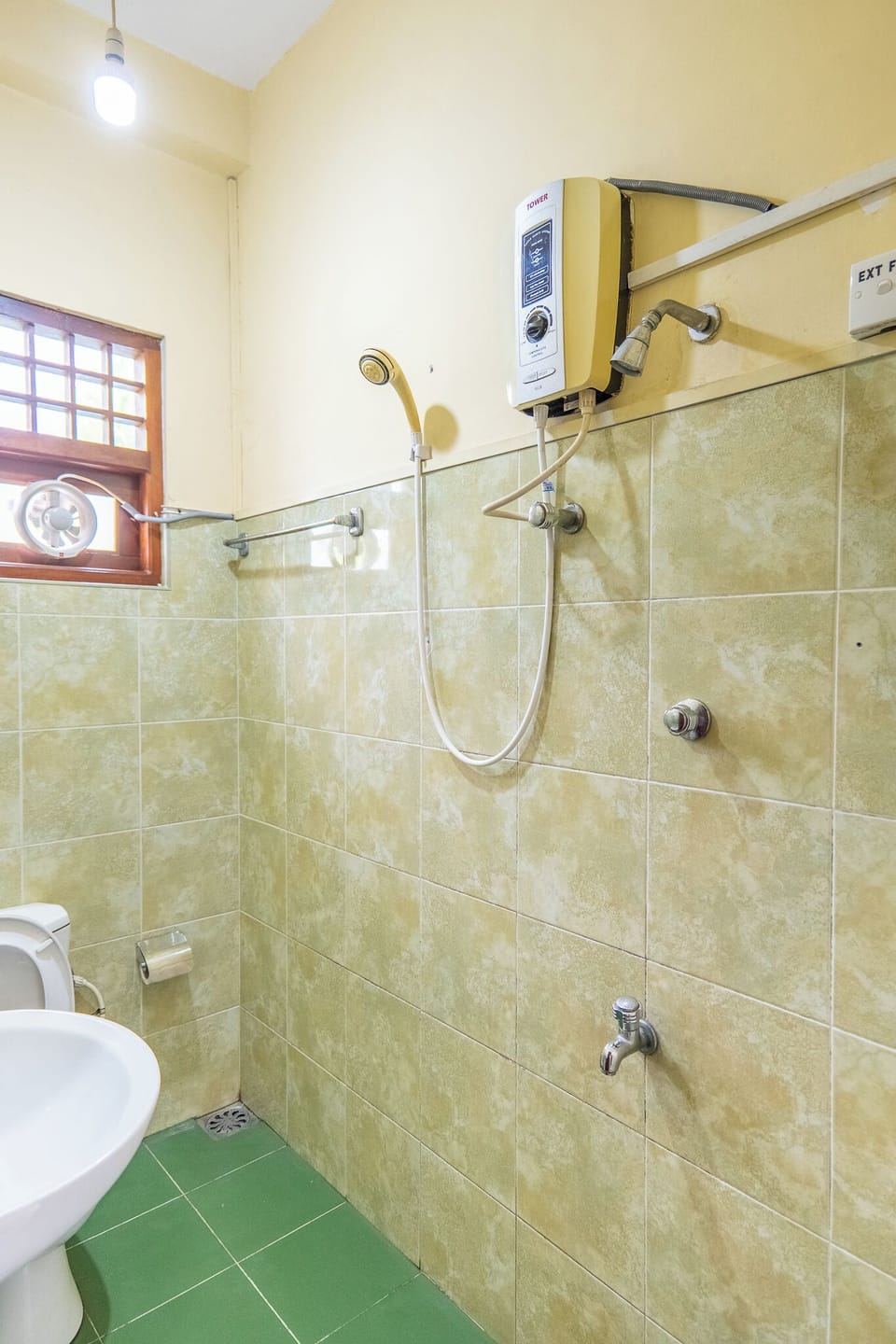 Comfort Apartment | Bathroom | Shower, free toiletries, towels