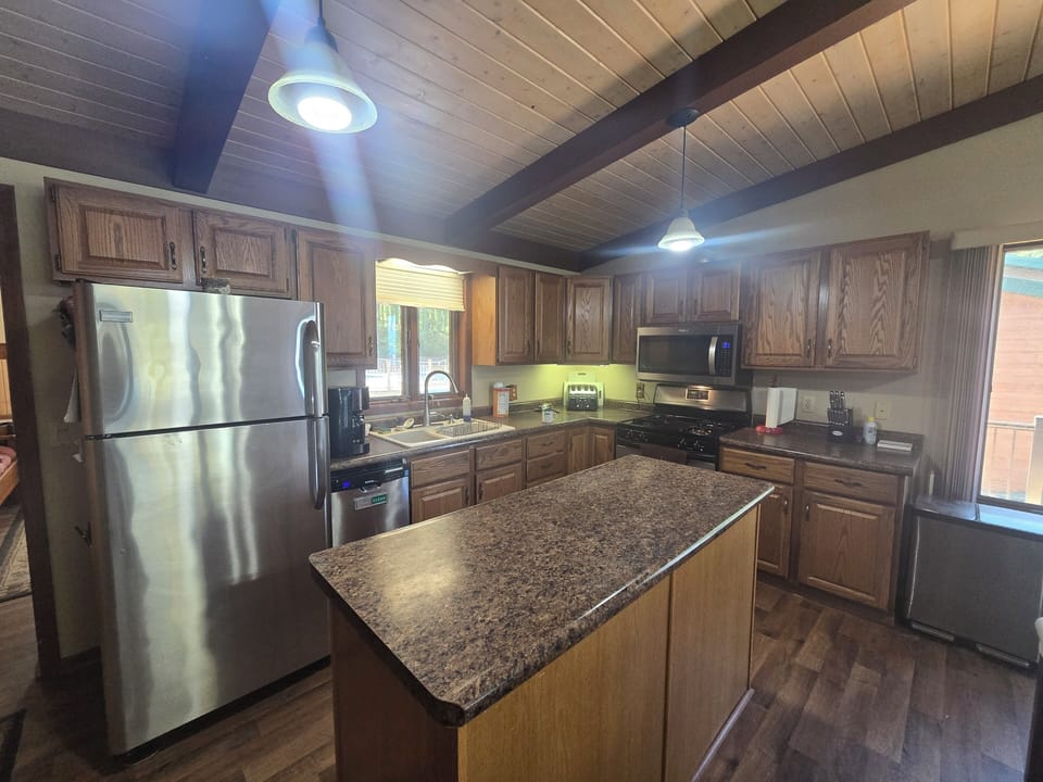 Full Kitchen, Fridge Freezer
O-Range M Wave
Stove Oven