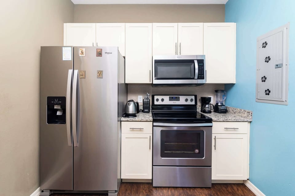 Kitchen has all your basics