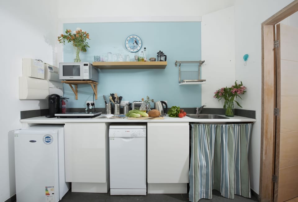 The Perch at Rockside, Polzeath: The kitchenette has all the essentials for your stay