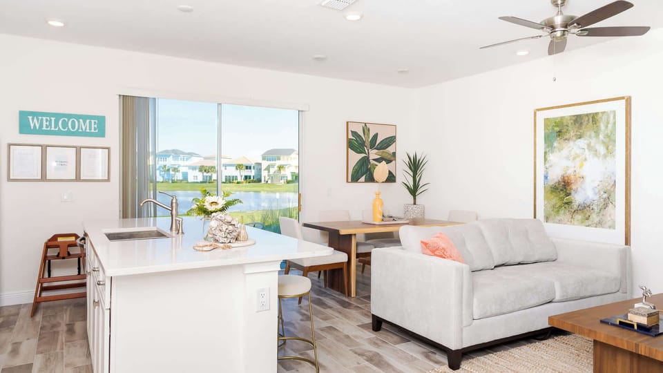 Lake VIEWS! Cozy and spacious living room with sofa bed