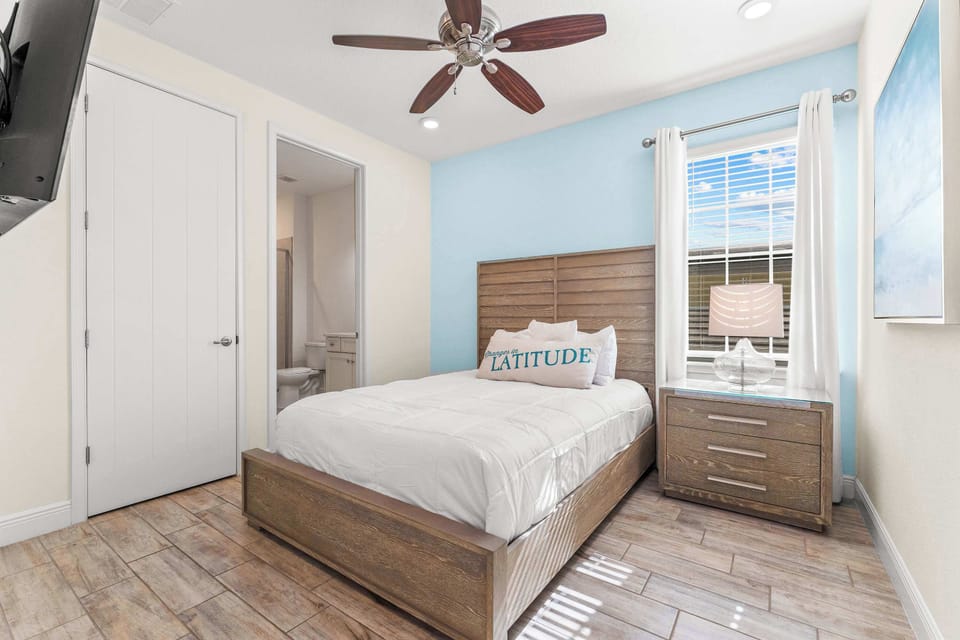 On the 3rd floor, this queen suite includes a Smart TV & private ensuite bath