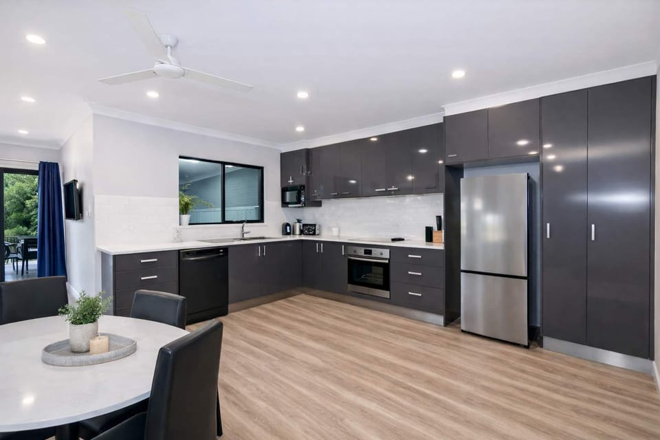 Stylish Full Kitchen with Modern Appliances – Rosslea Townsville Accommodation