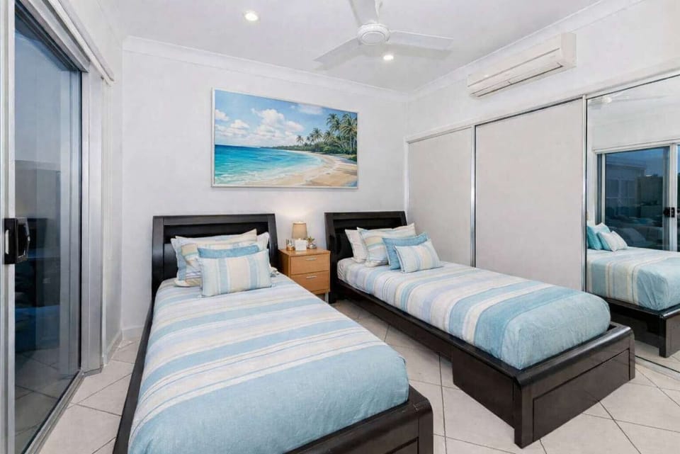 Third bedroom with twin beds – ideal for kids or extra guests