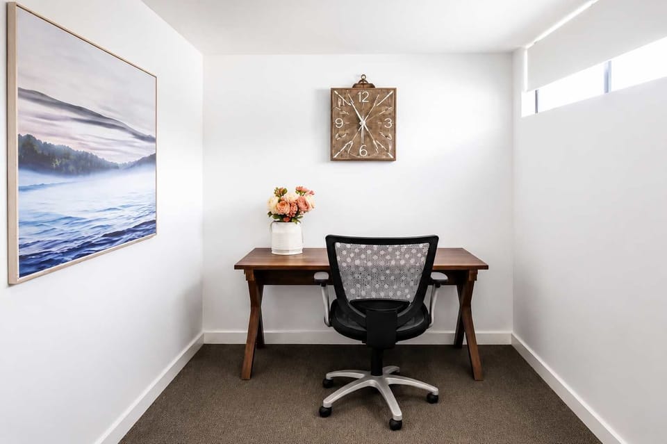 Work-friendly space with a desk and chair