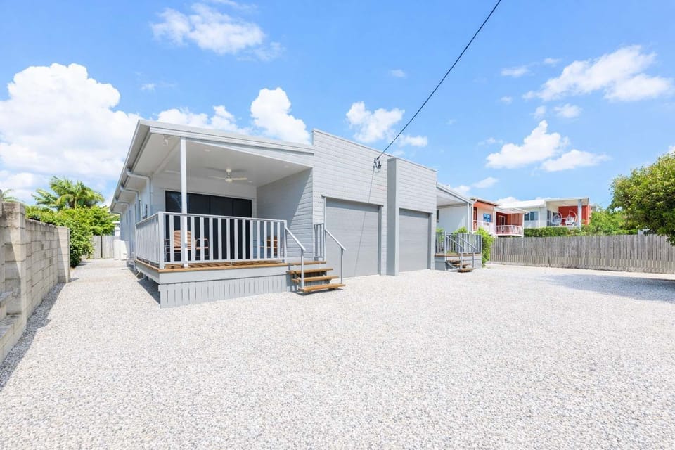 Modern Exterior with Private Entry and Parking – Rosslea Townsville Accommodation