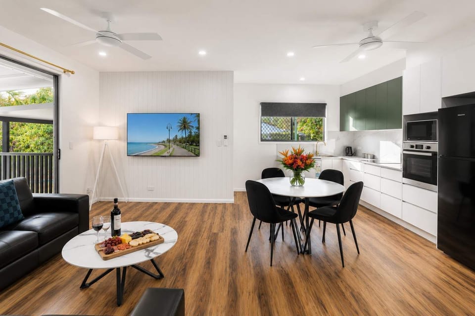 Stylish Open-Plan Living & Fully Equipped Kitchen